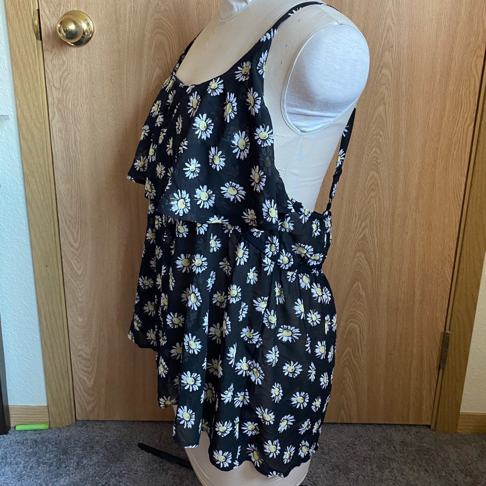 Torrid daisy ruffled top